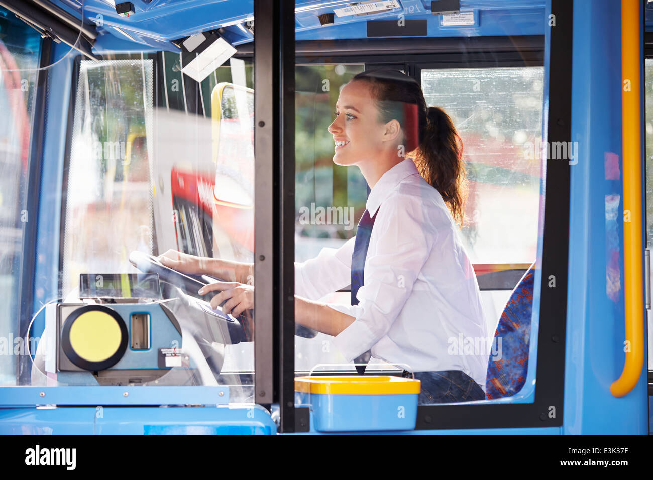 Portrait de femme chauffeur de bus derrière la roue Banque D'Images