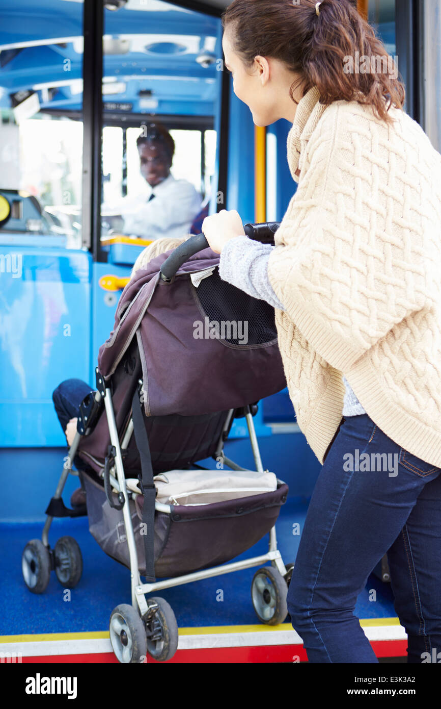Mère avec enfant en poussette Bus d'embarquement Banque D'Images