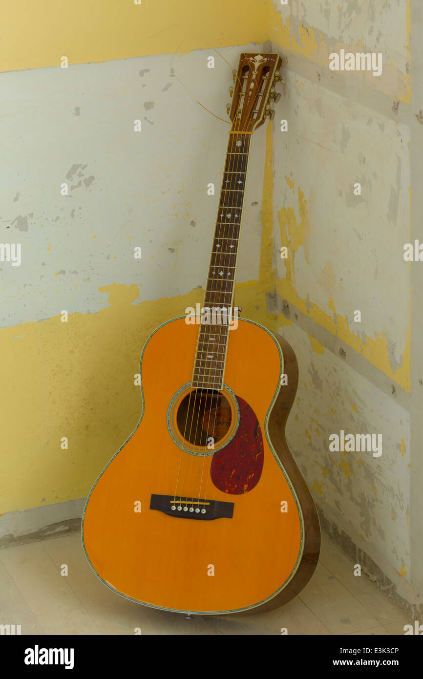 Une guitare acoustique dans le coin d'une pièce Photo Stock - Alamy