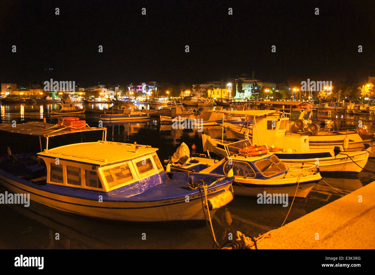 Les bateaux de pêche traditionnels, la nuit du port de Kos, Kos Town, Kos, Grèce Banque D'Images