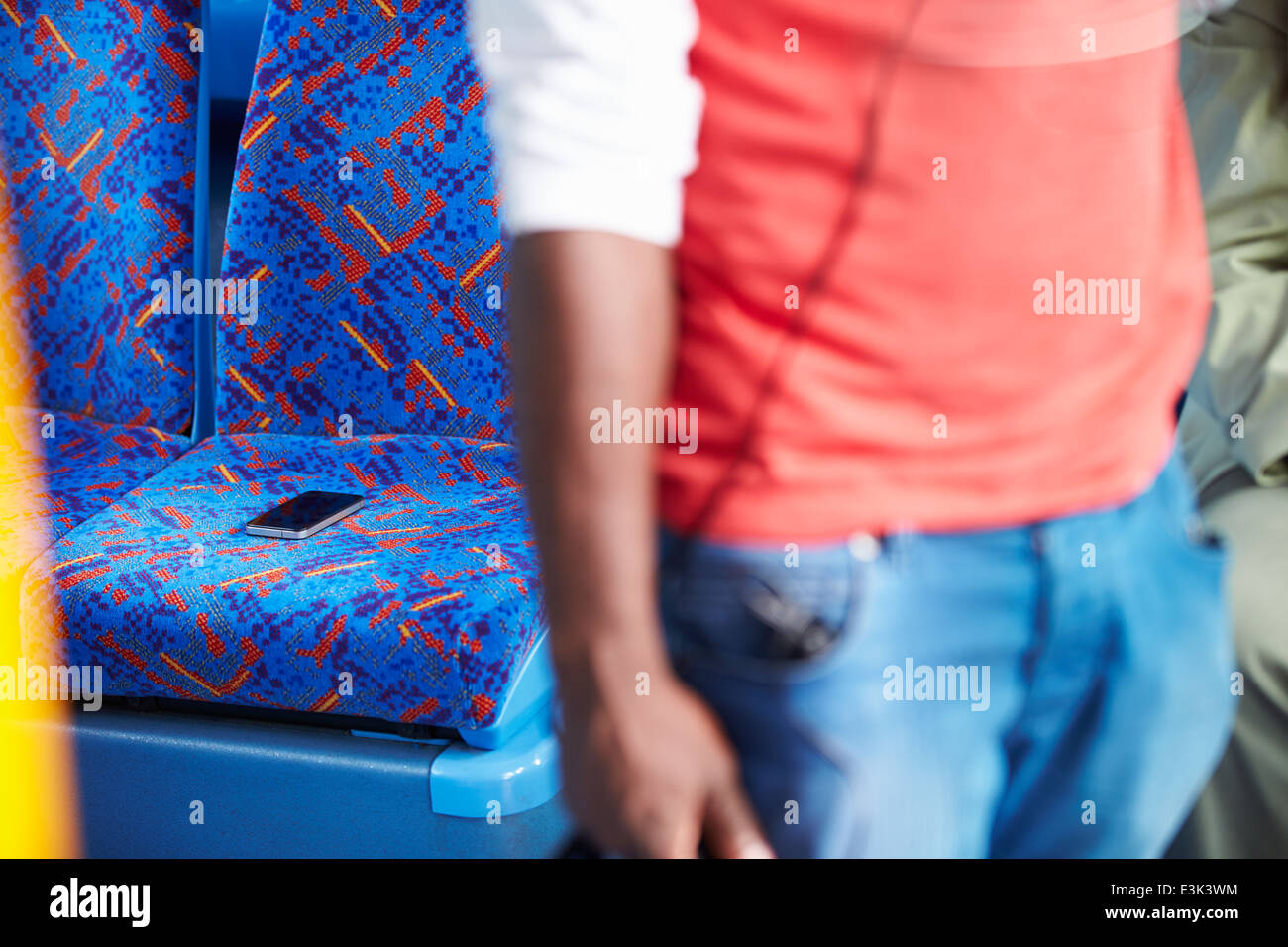 Laissant passager téléphone mobile sur le siège du Bus Banque D'Images