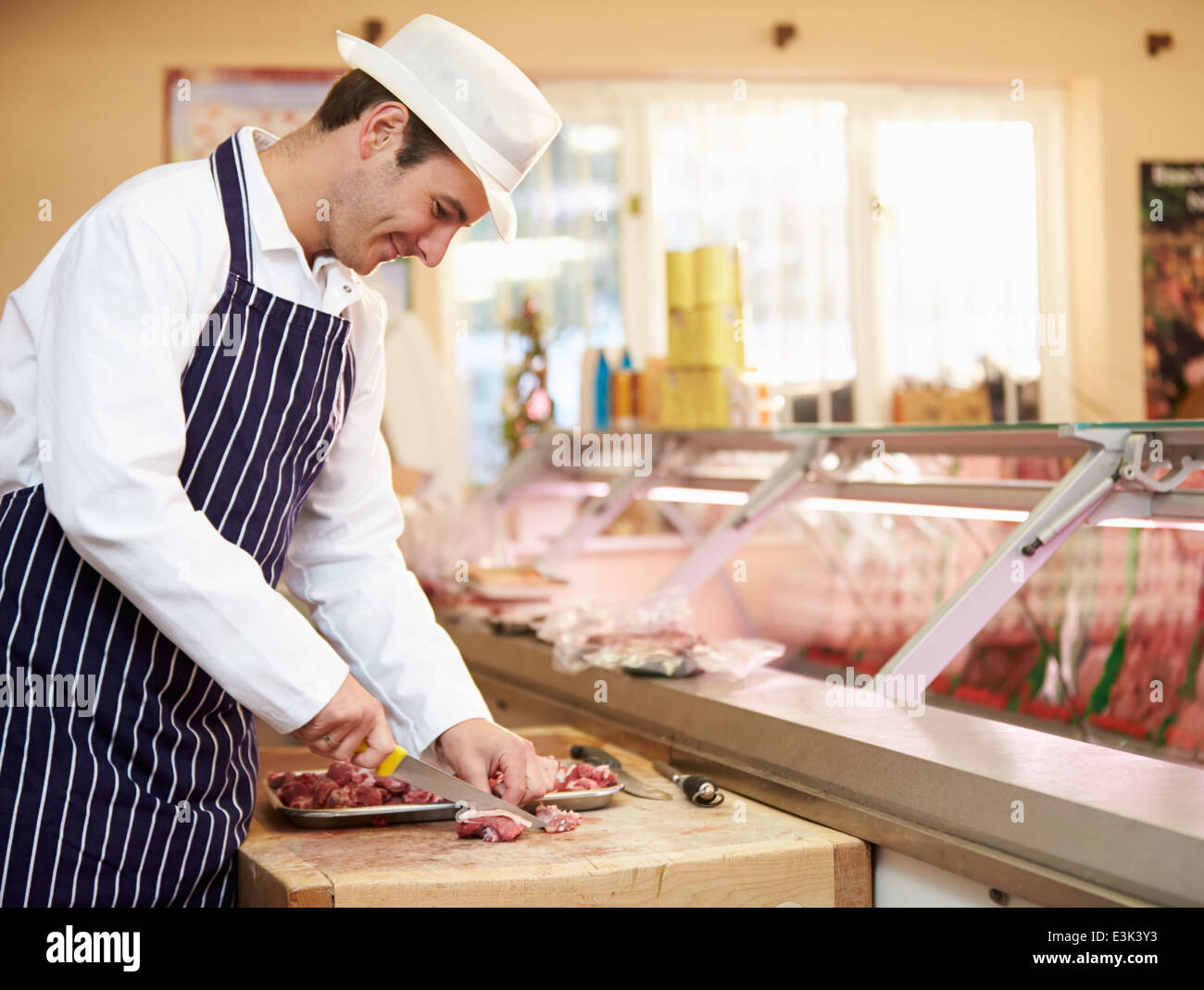 Préparer la viande de boucherie en boutique Banque D'Images