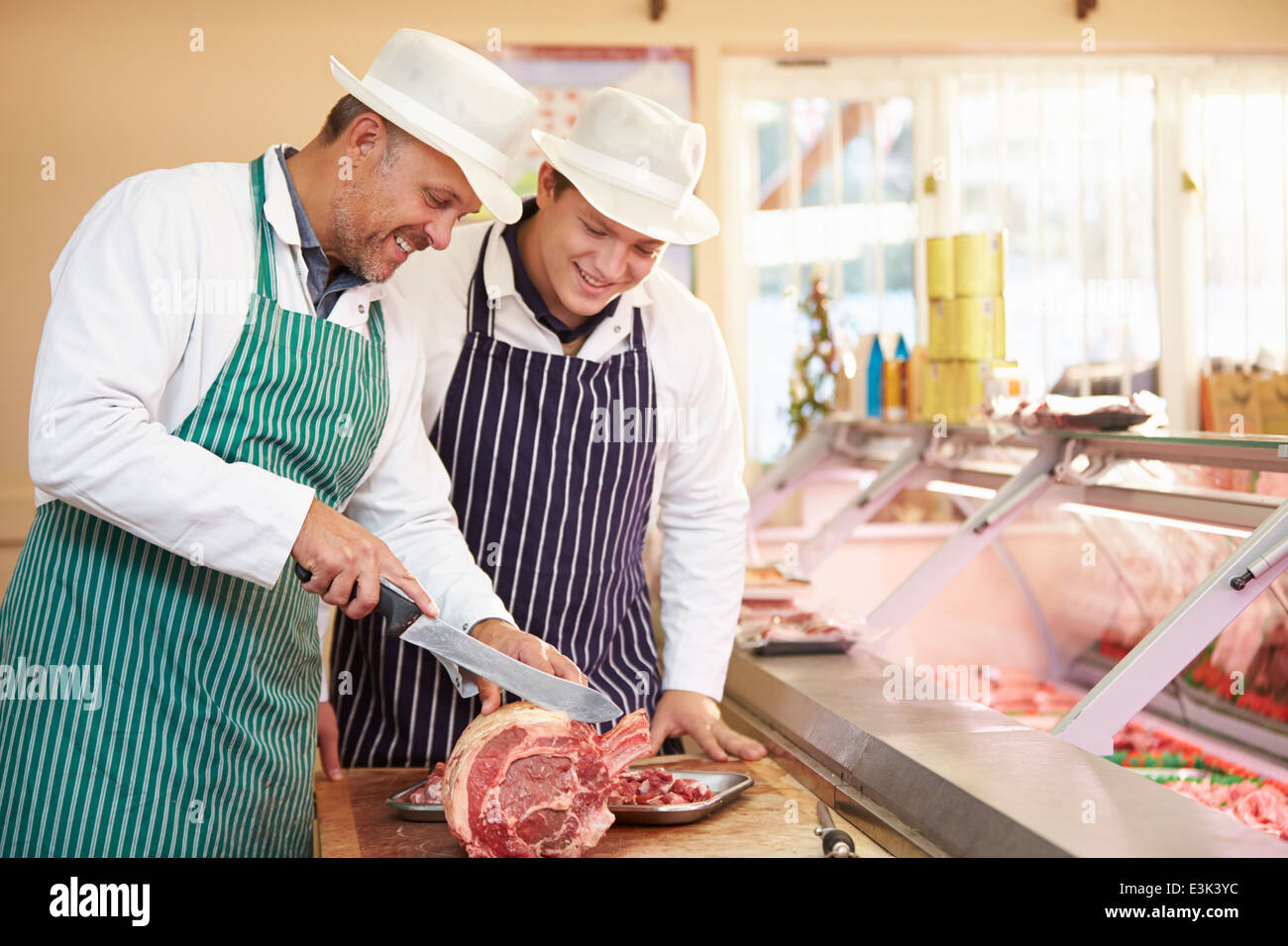 Apprenti Boucher Enseigner comment préparer la viande Banque D'Images