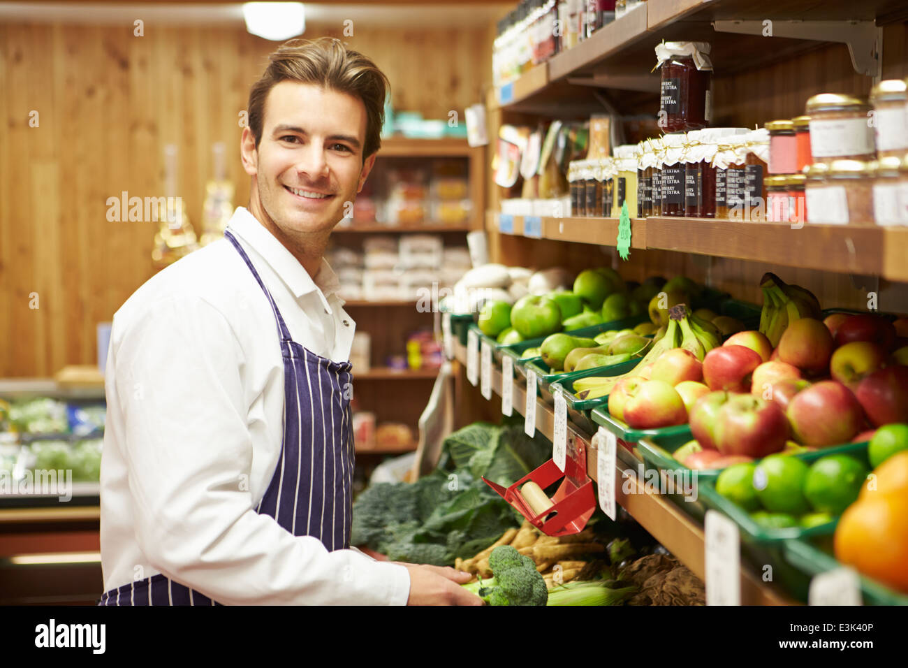 Les ventes de légumes à l'homme sous-Comptoir de magasin de ferme Banque D'Images