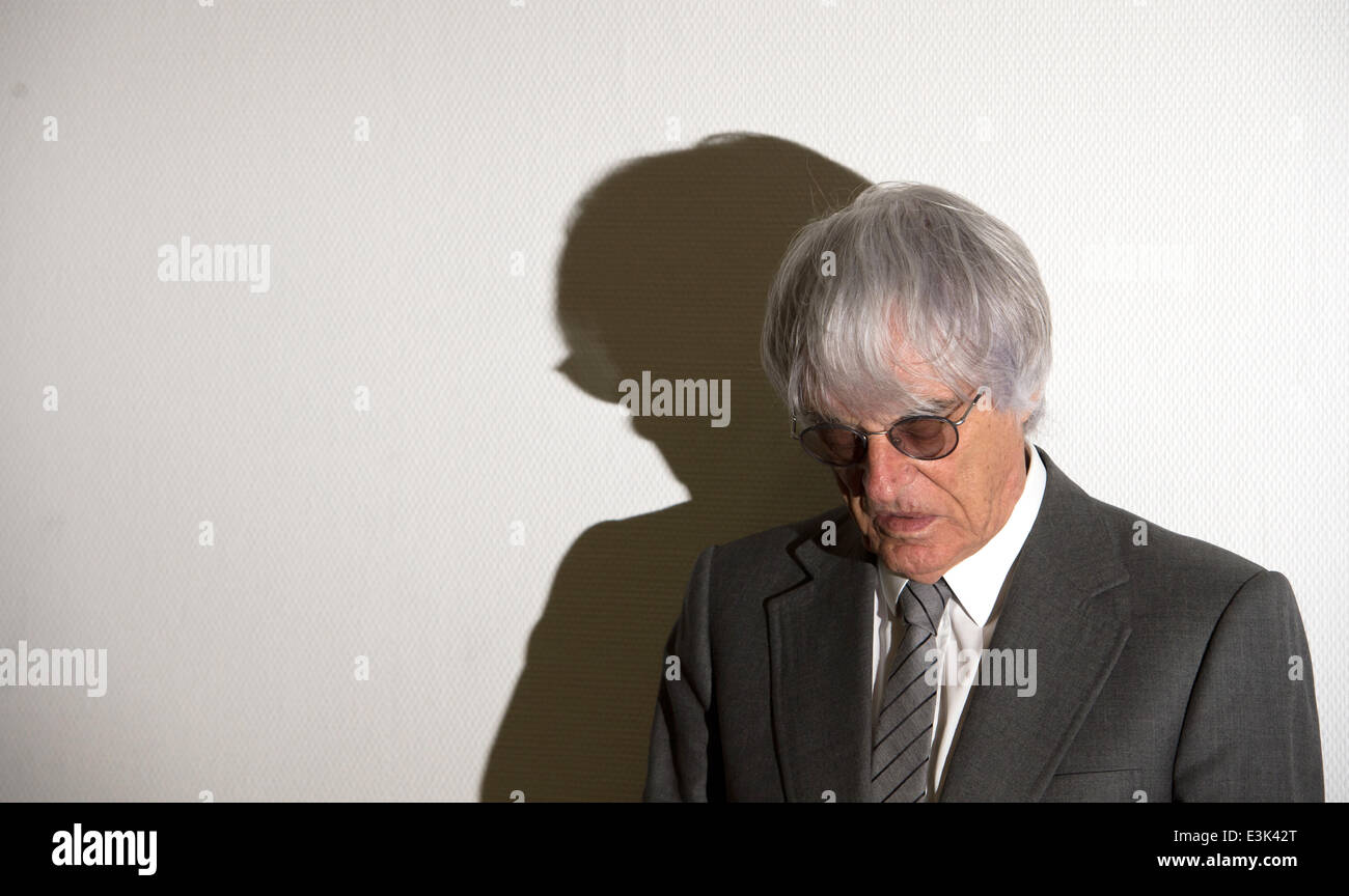 Munich, Allemagne. 24 Juin, 2014. Patron de formule 1 Bernie Ecclestone apparaît à la cour régionale de Munich, Allemagne, 24 juin 2014. Ecclestone est accusé de corruption et d'incitation à l'abus de confiance "dans un cas particulièrement grave' sur une 44 millions de dollar US paiement à un banquier allemand, que les procureurs allèguent était destinée à faciliter la vente de la formule d'un groupe à un acheteur d'Ecclestone. Photo : PETER KNEFFEL/DPA/Alamy Live News Banque D'Images