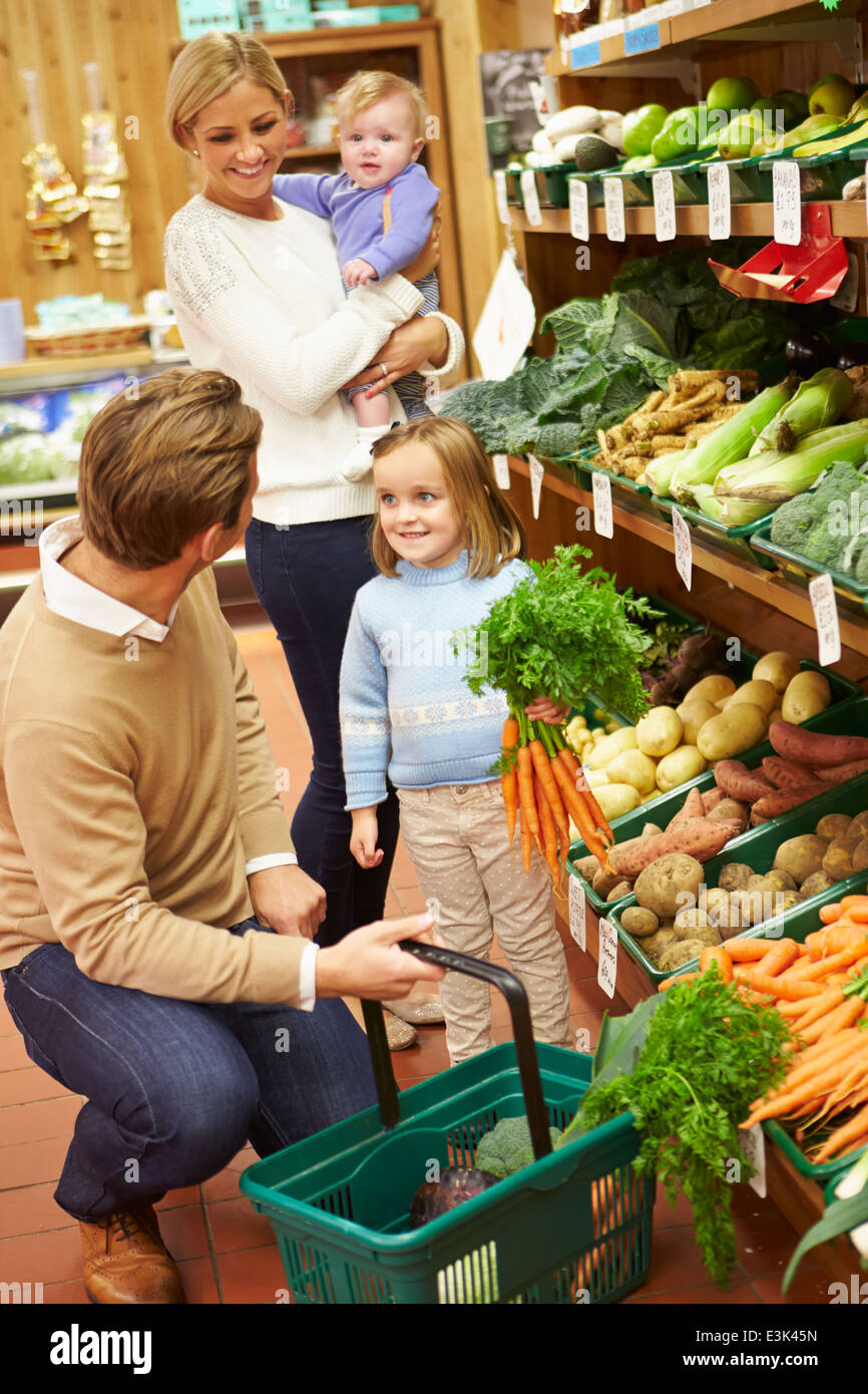 Le choix de la famille des légumes frais dans Farm Shop Banque D'Images