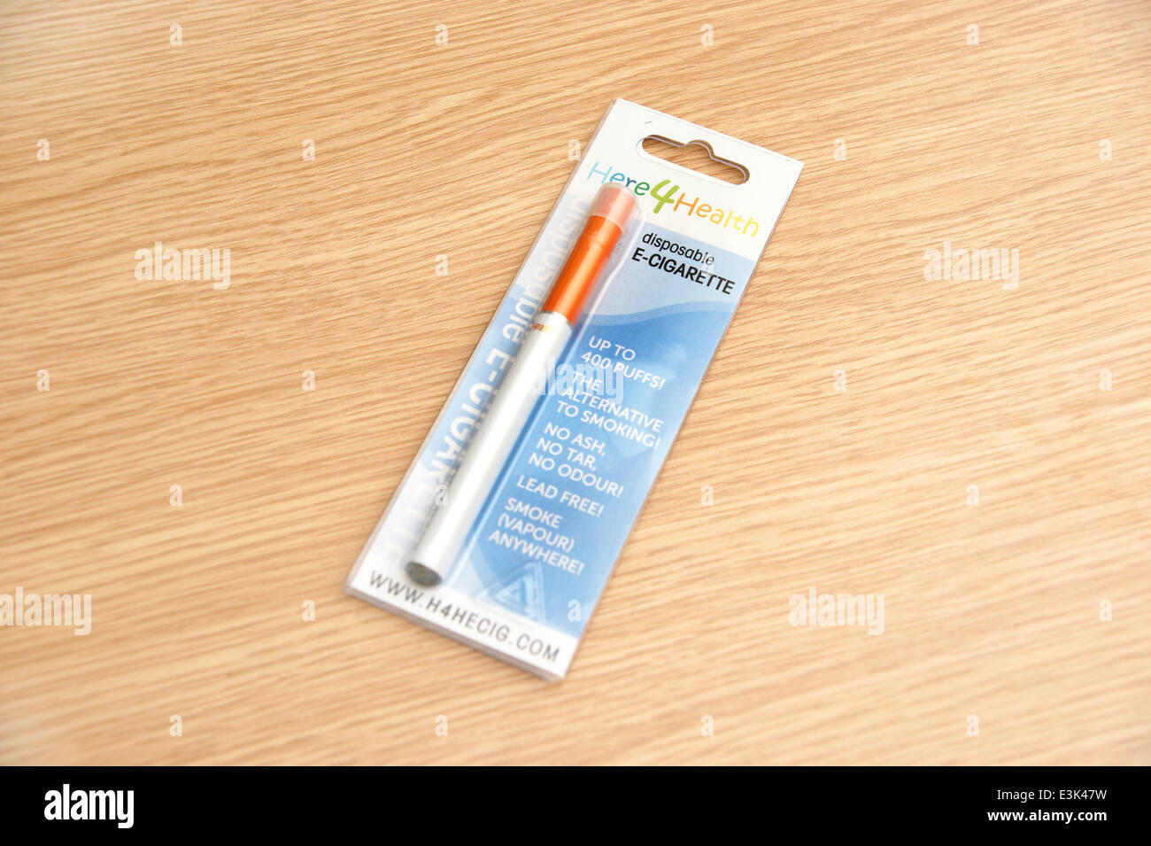 e-liquide avec nicotine Un système électronique (Electronic Cigarette jetable e-cigarette) dans son  emballage d'origine utilisées pour cesser de fumer Photo Stock