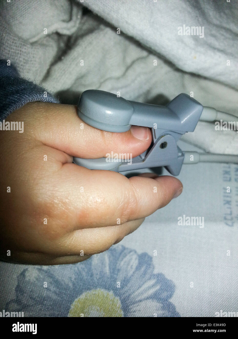 Connecté à un bébé sur son doigt oxymètre de pouls. Mesure d'oxymètres de  pouls d'un patient et la saturation en oxygène du sang Photo Stock - Alamy