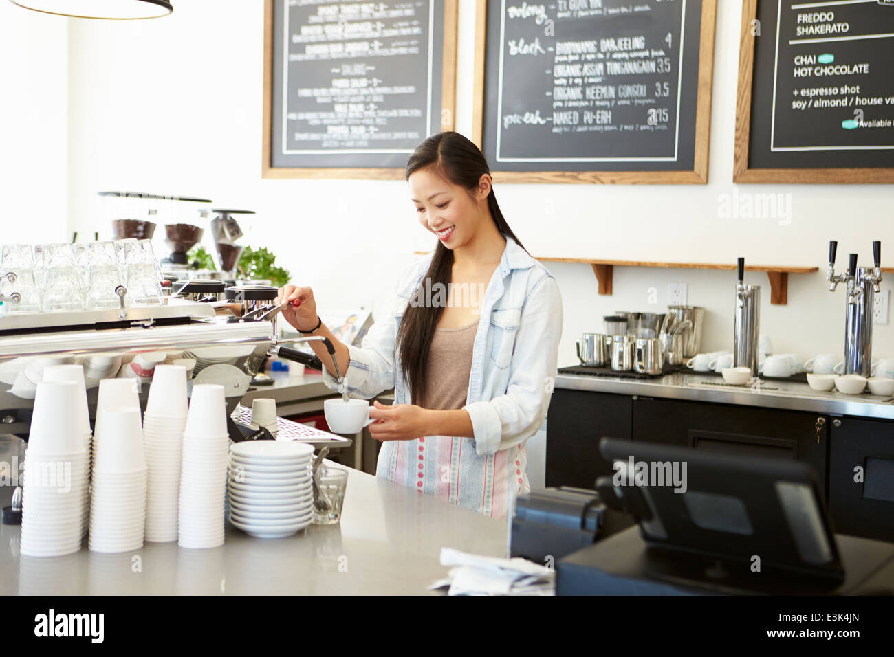 Femme propriétaire de Coffee Shop Banque D'Images