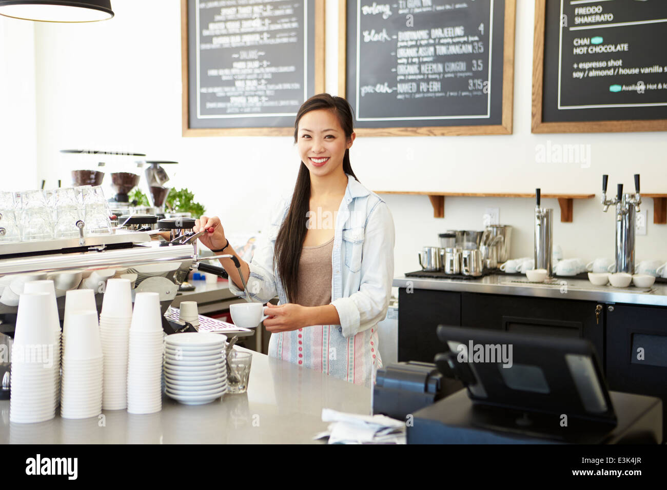 Femme propriétaire de Coffee Shop Banque D'Images