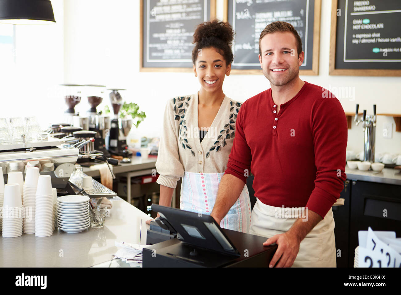 Le personnel masculin et féminin dans la région de Coffee Shop Banque D'Images