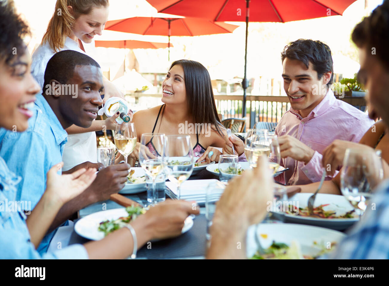 Group of Friends Enjoying Meal At Outdoor Restaurant Banque D'Images