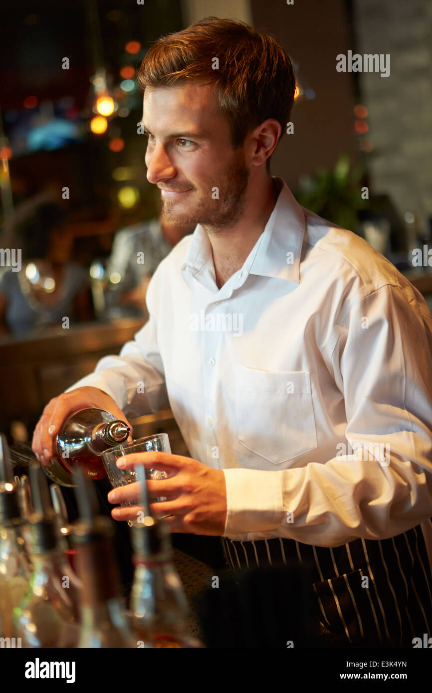 Barman servant des boissons en boite Banque D'Images