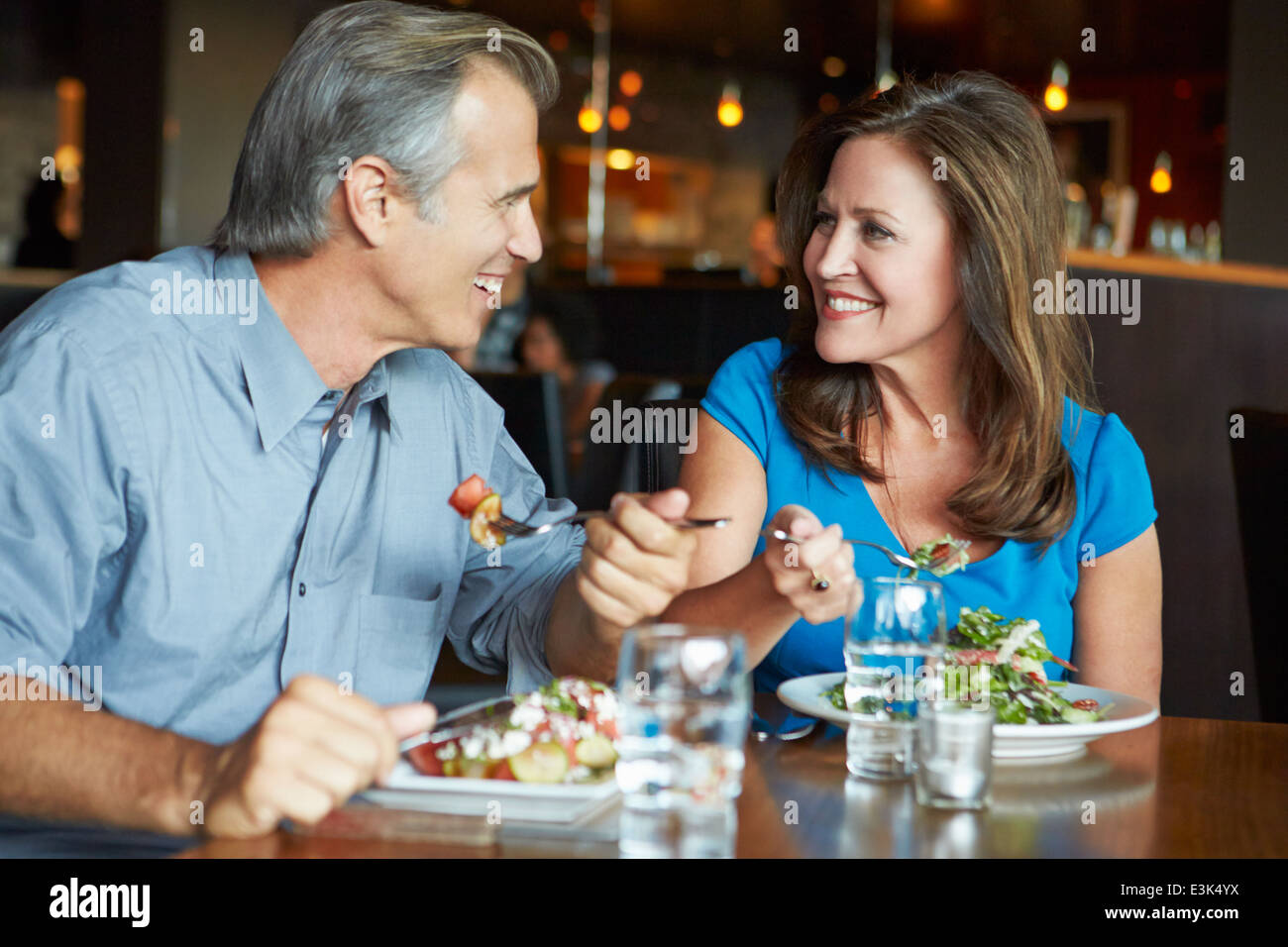 Mature Couple Enjoying Meal In Restaurant Banque D'Images