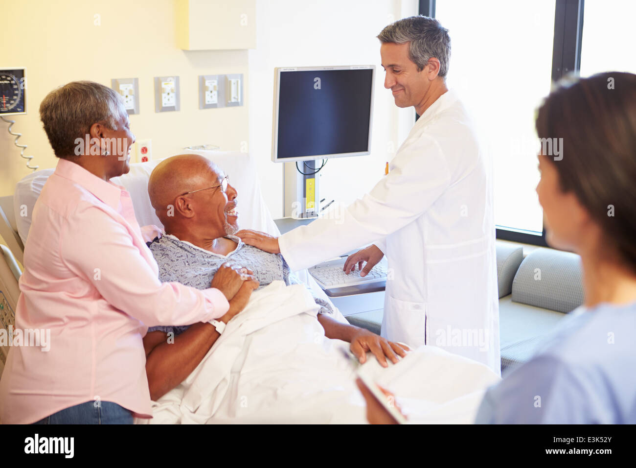 Rencontre avec l'équipe médicale Senior Couple in Hospital Room Banque D'Images