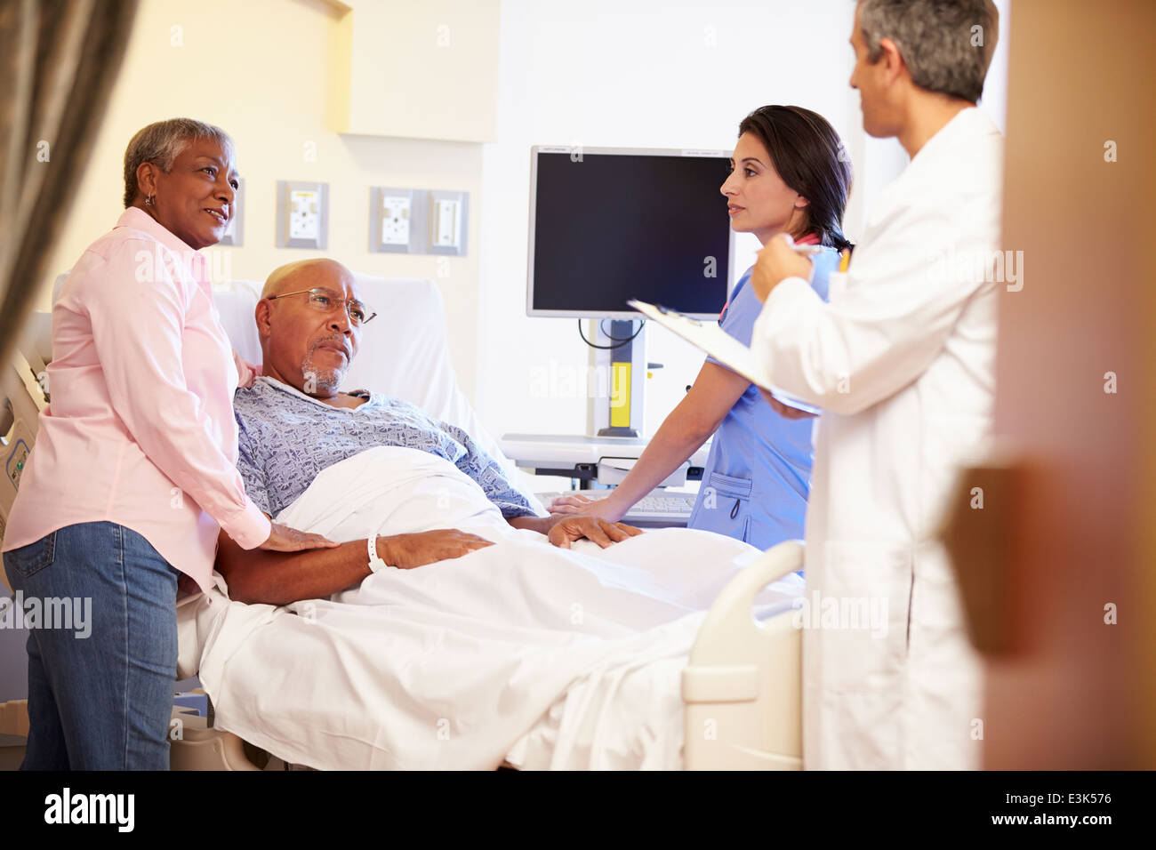 Rencontre avec l'équipe médicale Senior Couple in Hospital Room Banque D'Images