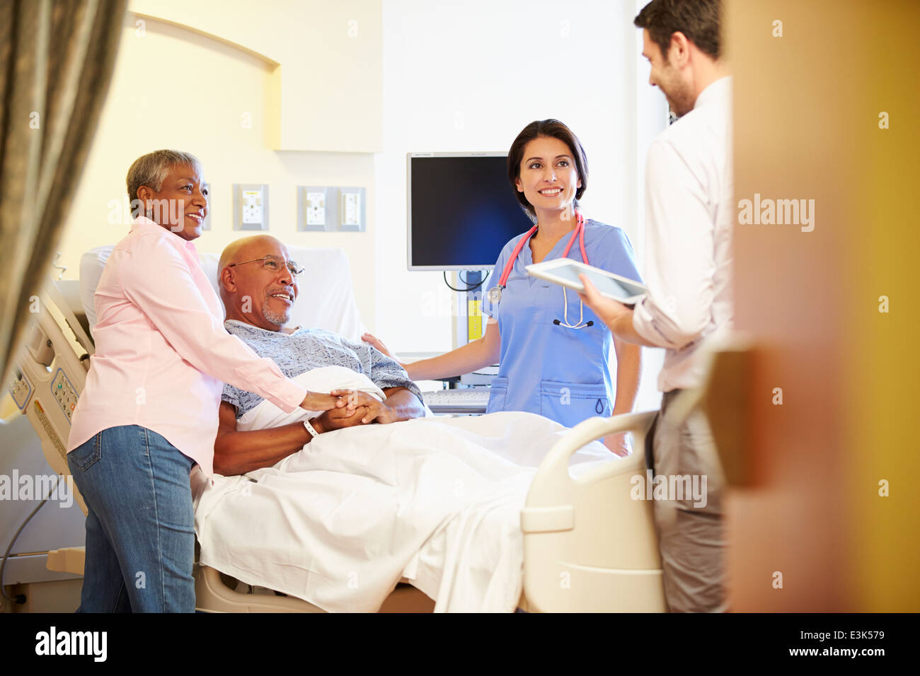 Rencontre avec l'équipe médicale Senior Couple in Hospital Room Banque D'Images