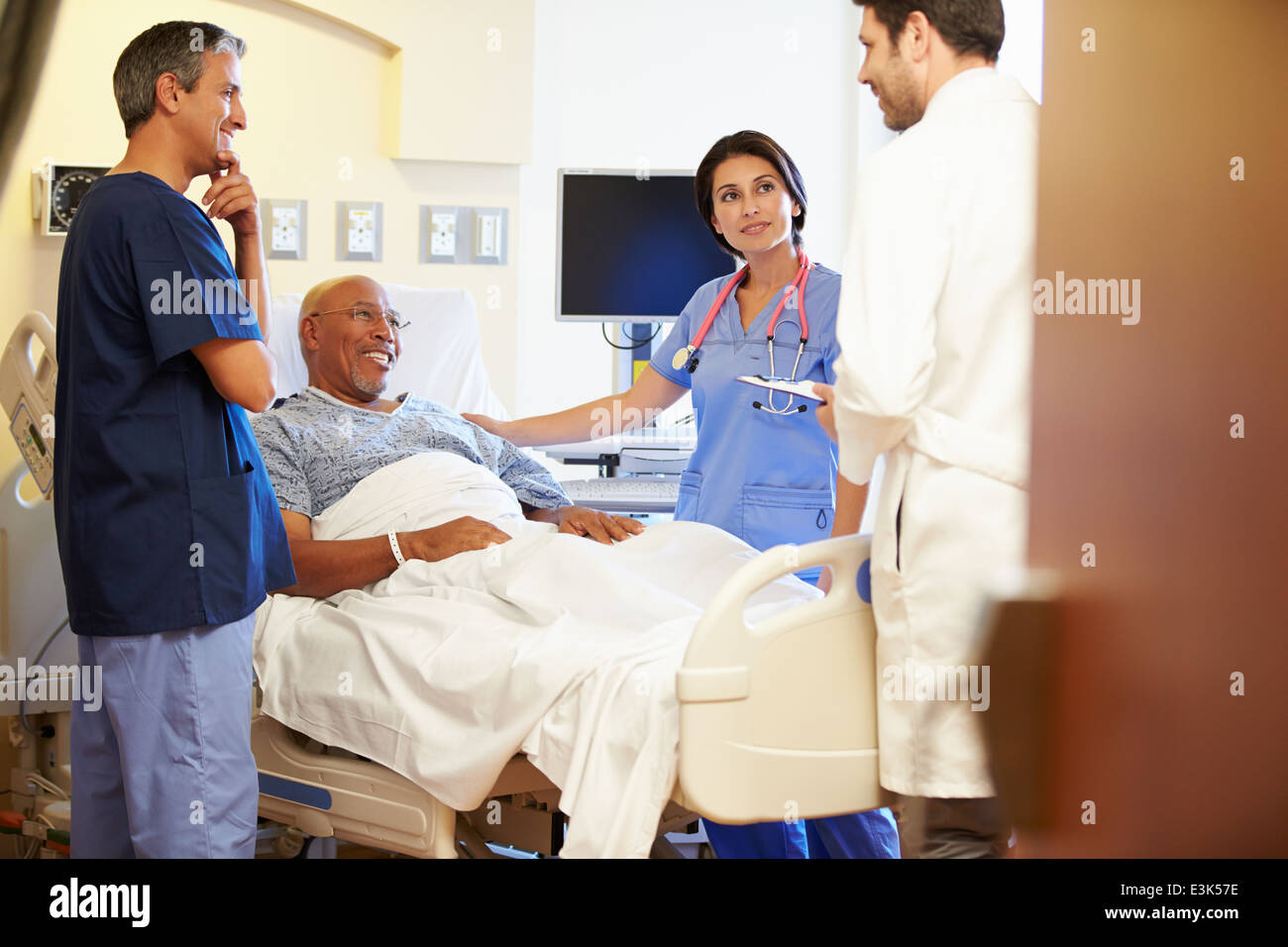 Rencontre avec l'équipe médicale Senior Man In Hospital Room Banque D'Images