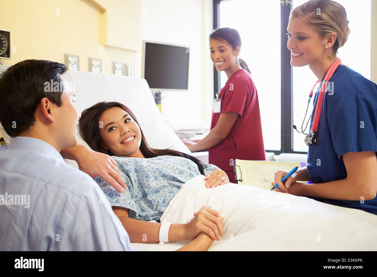 L'équipe médicale Rencontre avec couple In Hospital Room Banque D'Images
