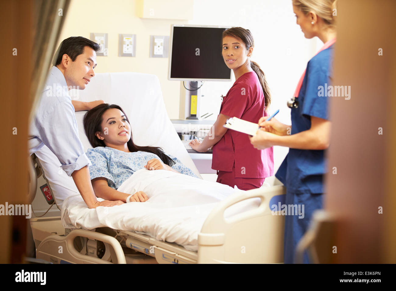 L'équipe médicale Rencontre avec couple In Hospital Room Banque D'Images
