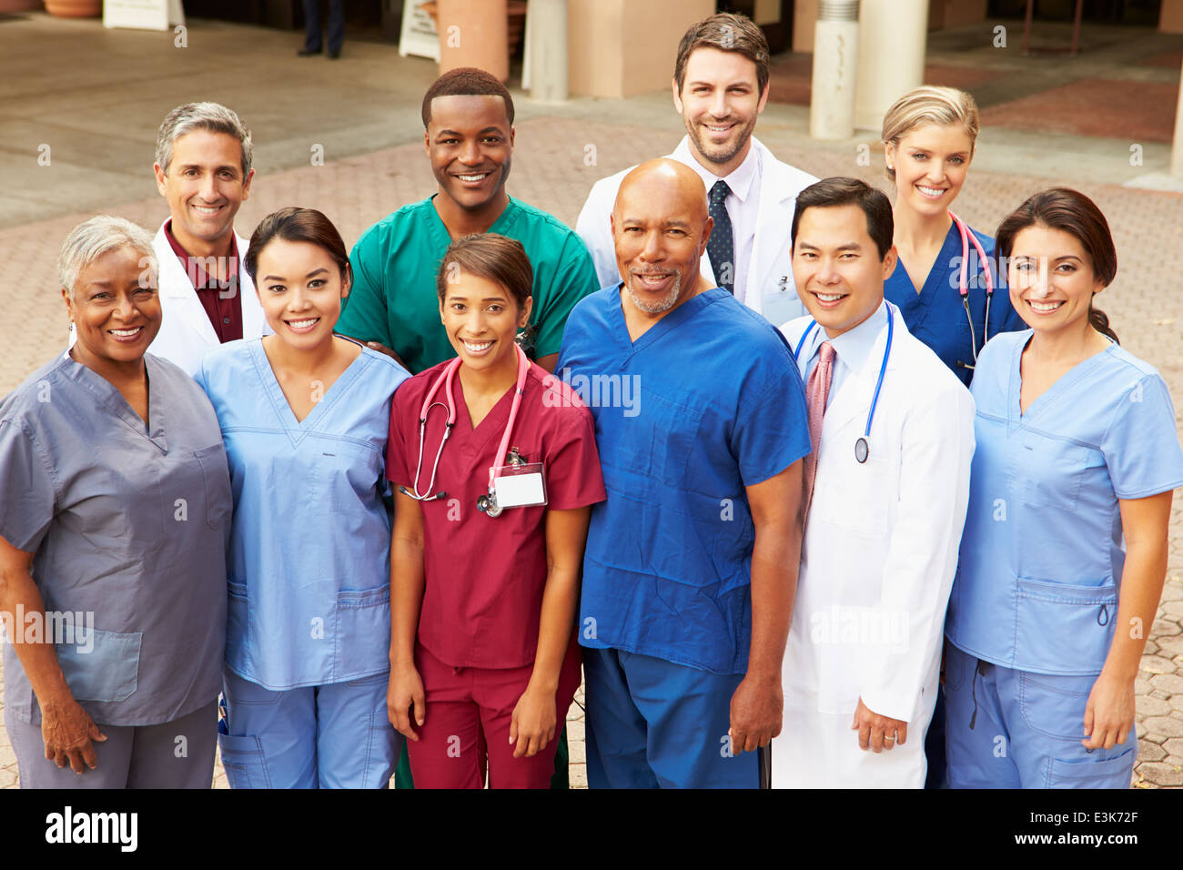 Portrait de l'extérieur de l'équipe médicale Banque D'Images