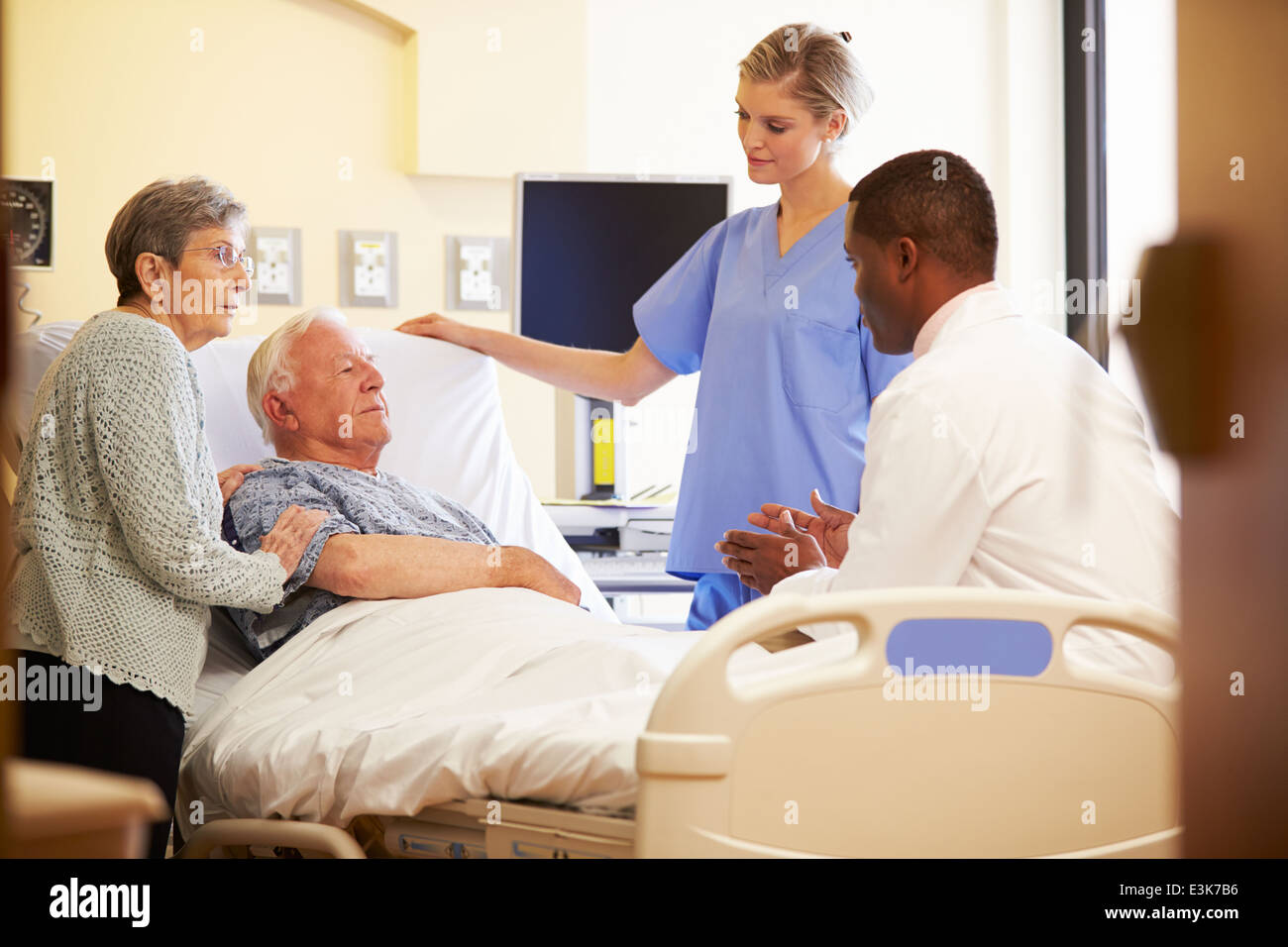 Rencontre avec l'équipe médicale Senior Couple in Hospital Room Banque D'Images