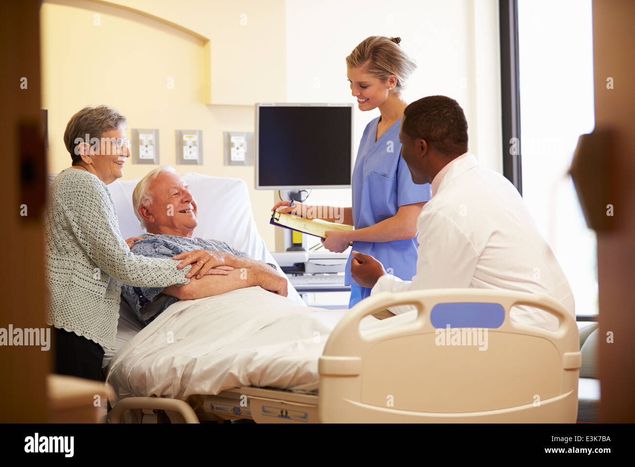 Rencontre avec l'équipe médicale Senior Couple in Hospital Room Banque D'Images