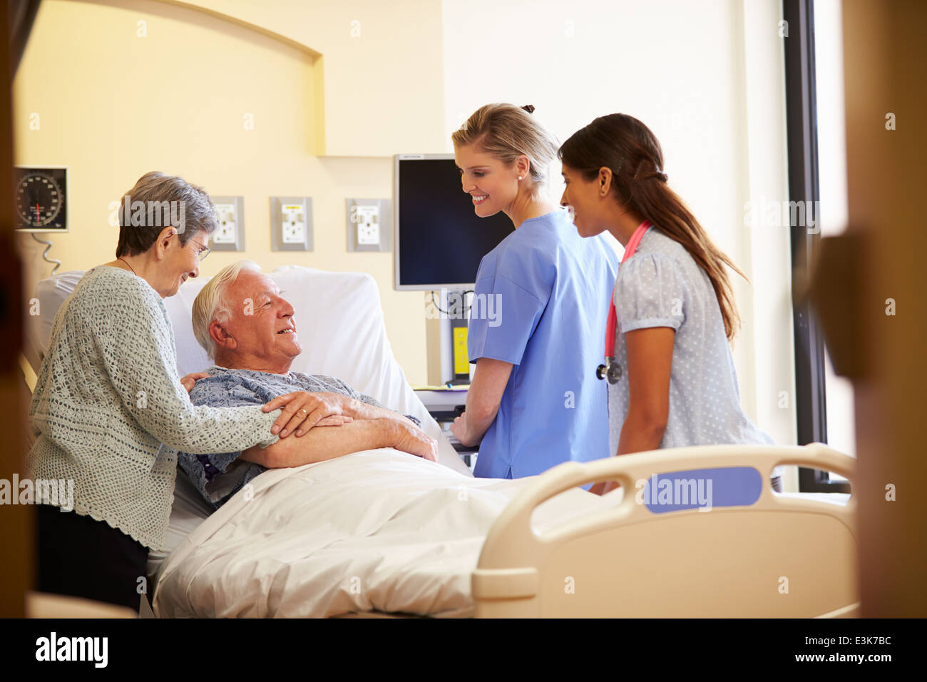 Rencontre avec l'équipe médicale Senior Couple in Hospital Room Banque D'Images