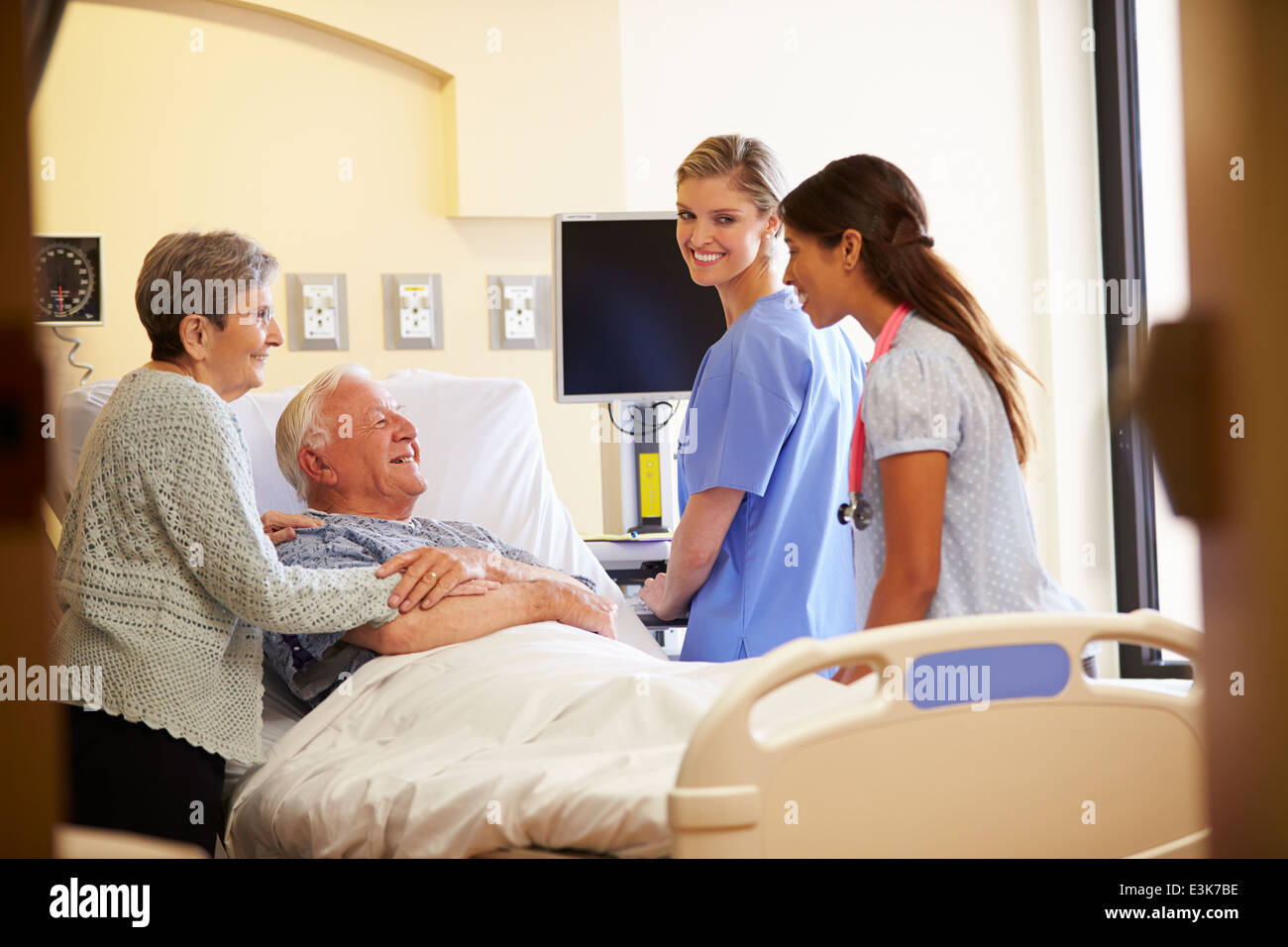 Rencontre avec l'équipe médicale Senior Couple in Hospital Room Banque D'Images