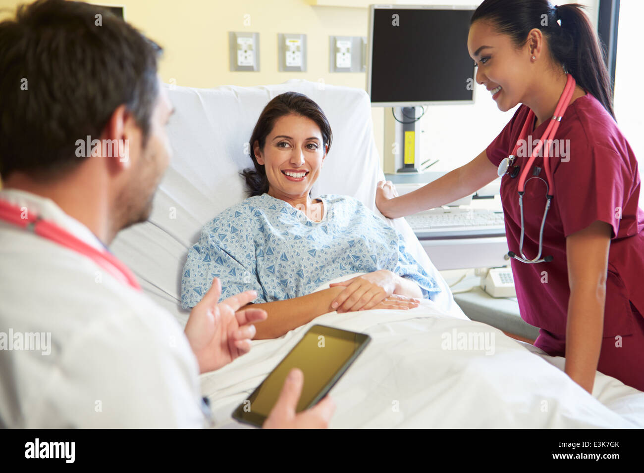 L'équipe médicale Rencontre avec femme in Hospital Room Banque D'Images