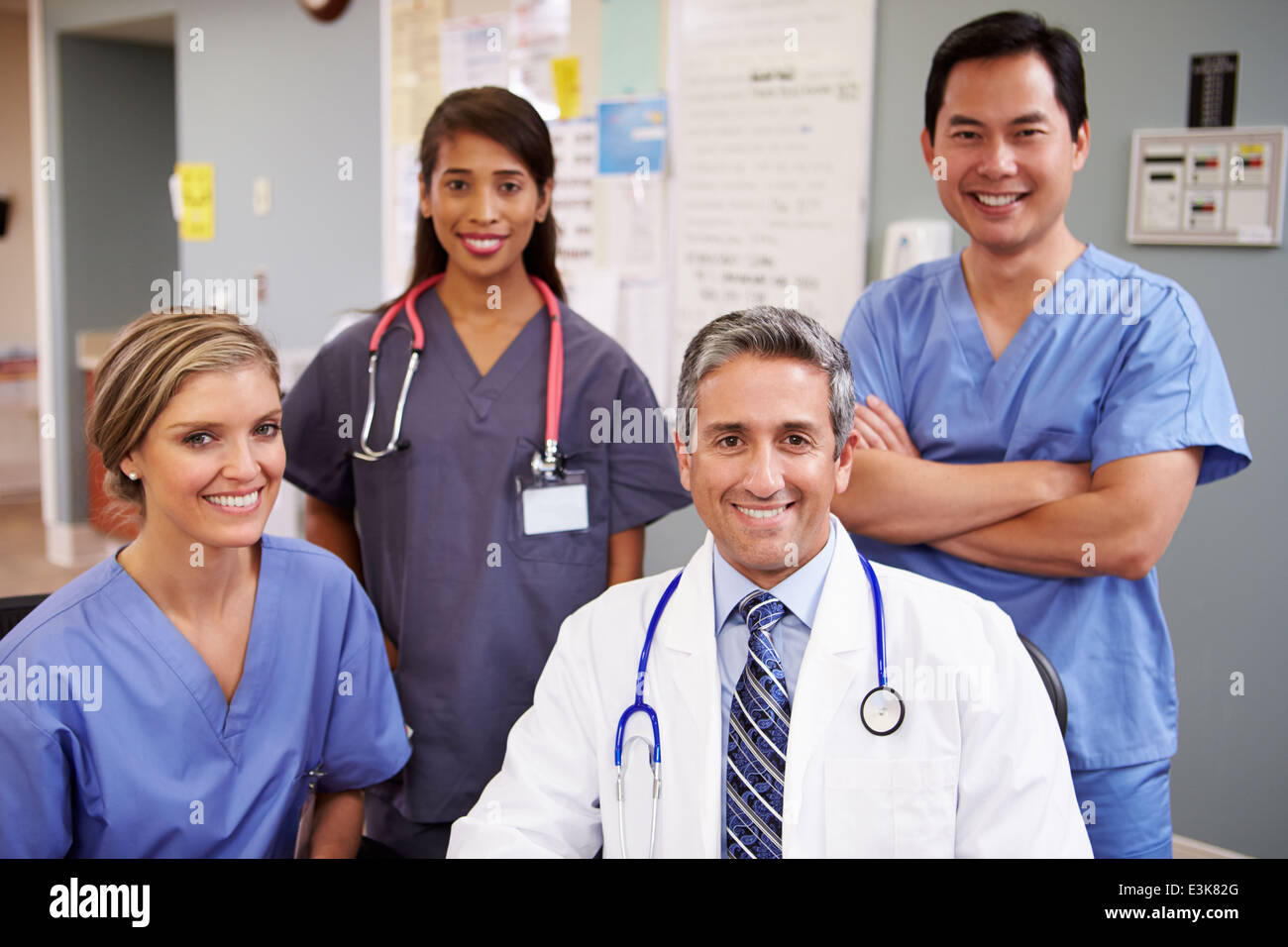 Portrait de l'équipe médicale de la station des infirmières et infirmiers Banque D'Images