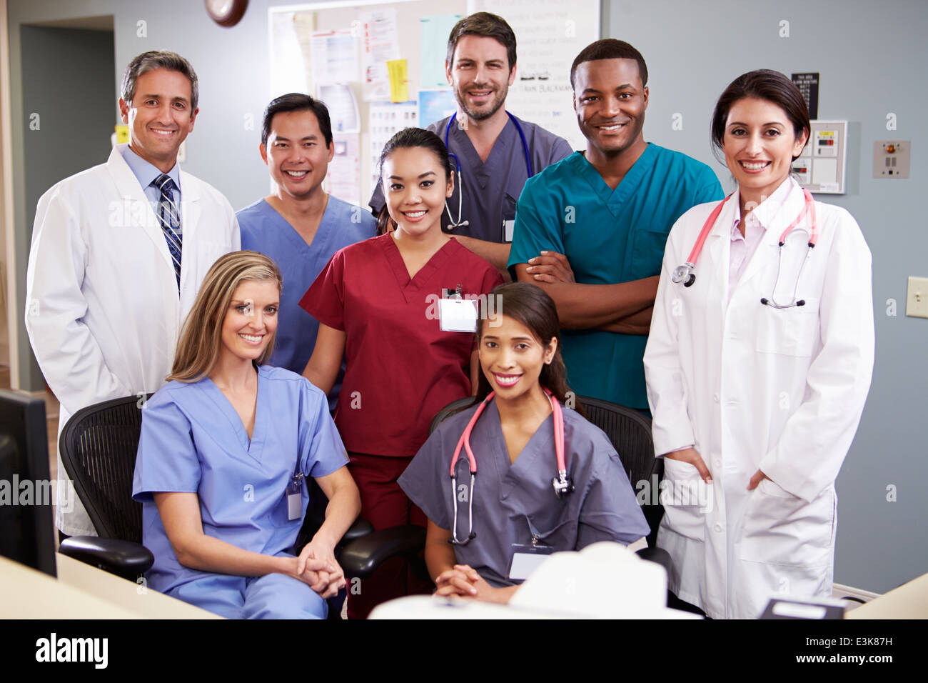 Portrait de l'équipe médicale de la station des infirmières et infirmiers Banque D'Images