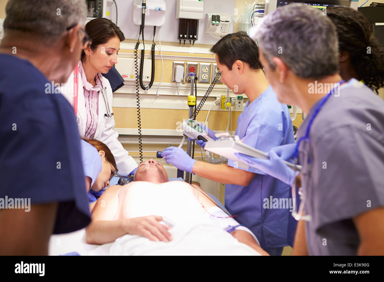 L'équipe médicale travaillant sur Patient in Emergency Room Banque D'Images