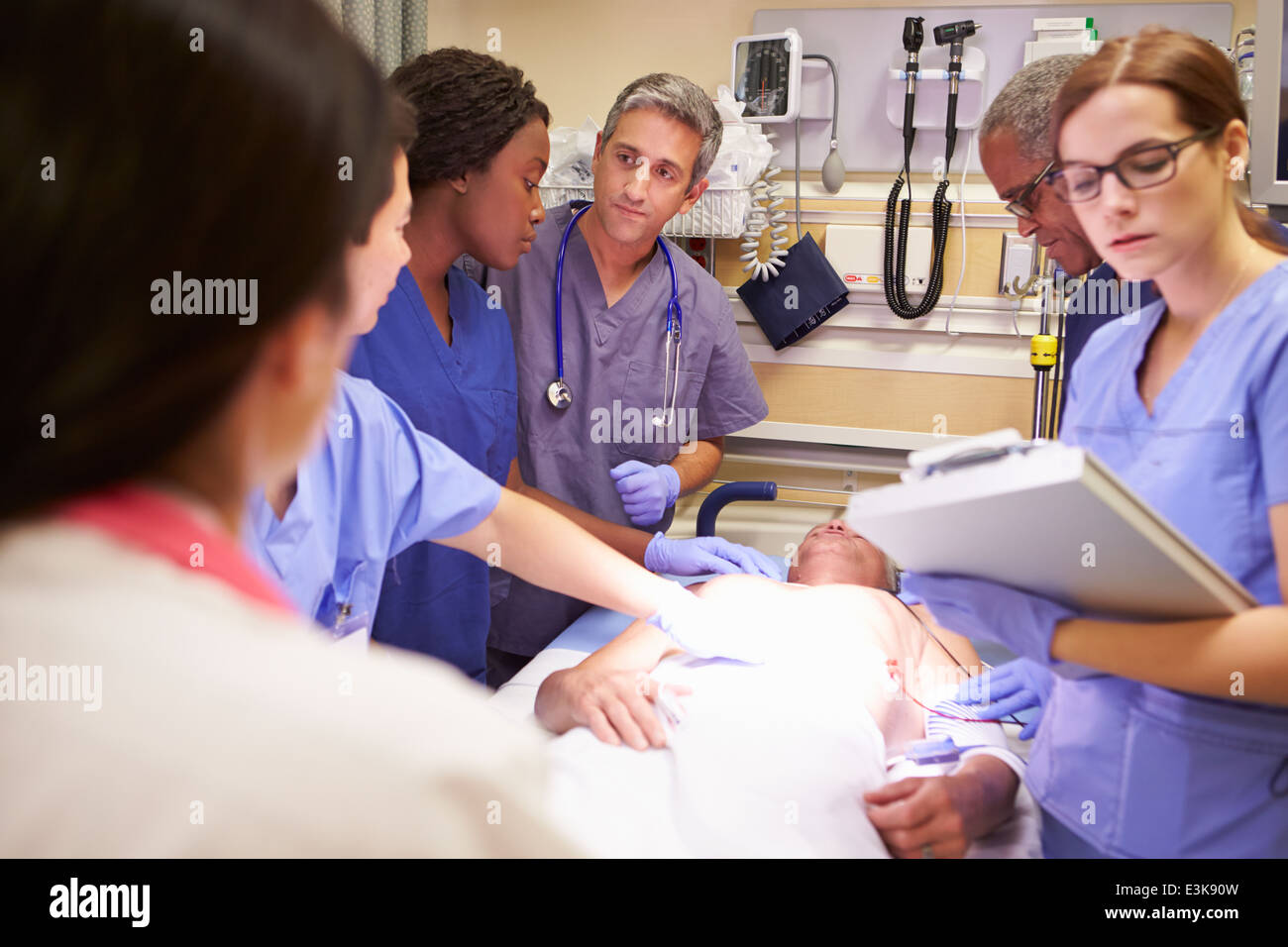 L'équipe médicale travaillant sur Patient in Emergency Room Banque D'Images