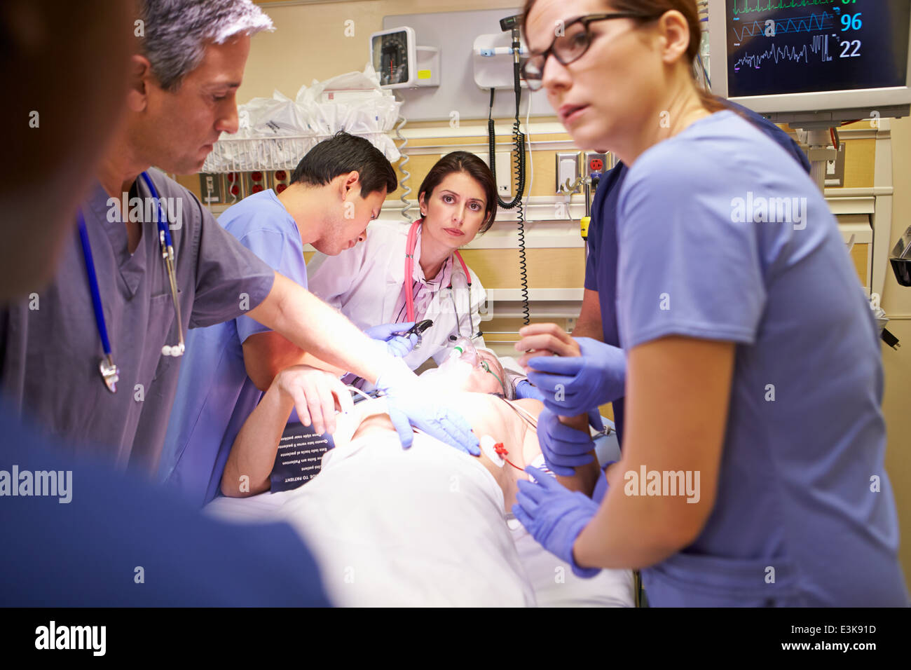 L'équipe médicale travaillant sur Patient in Emergency Room Banque D'Images