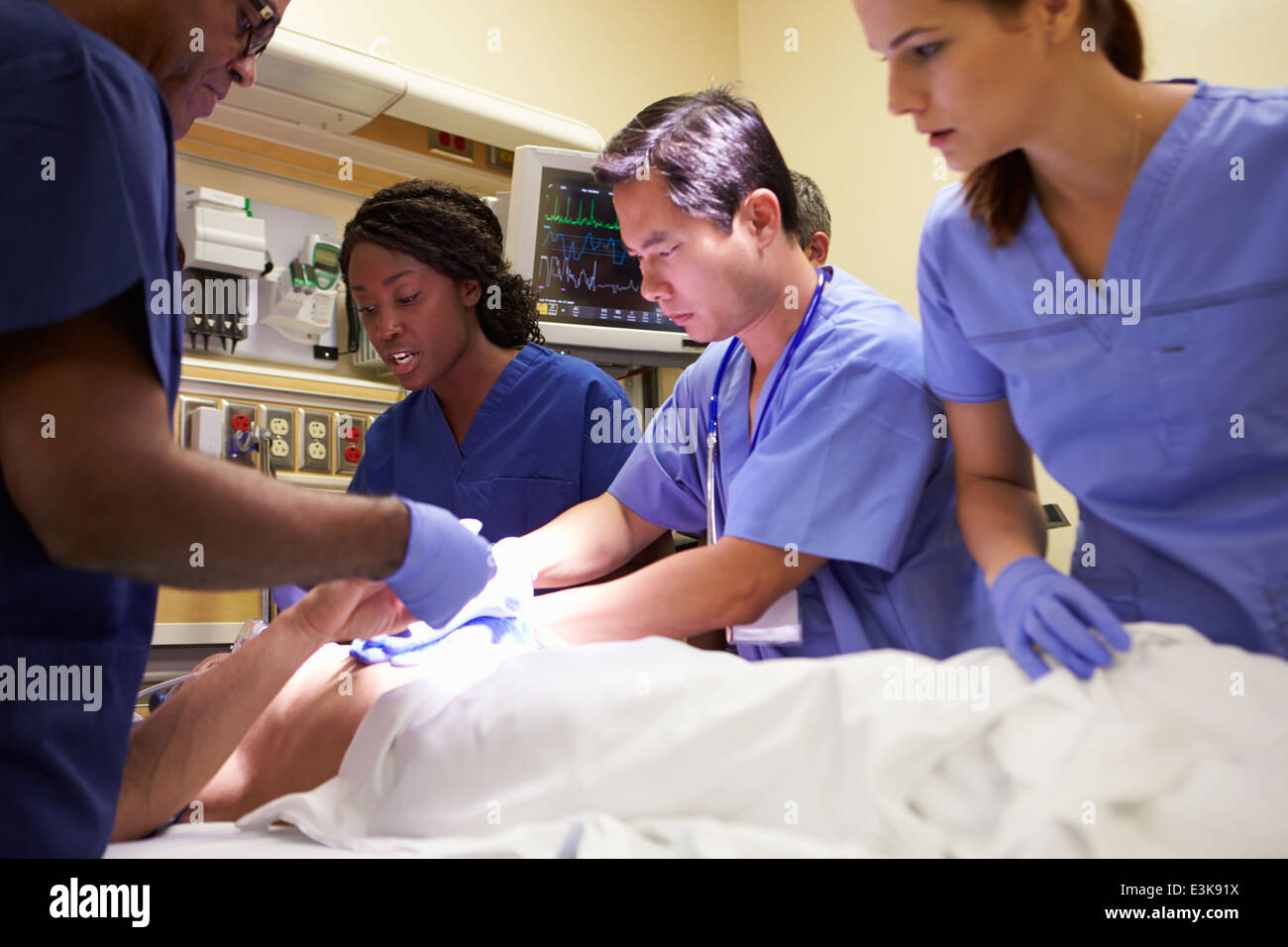 L'équipe médicale travaillant sur Patient in Emergency Room Banque D'Images