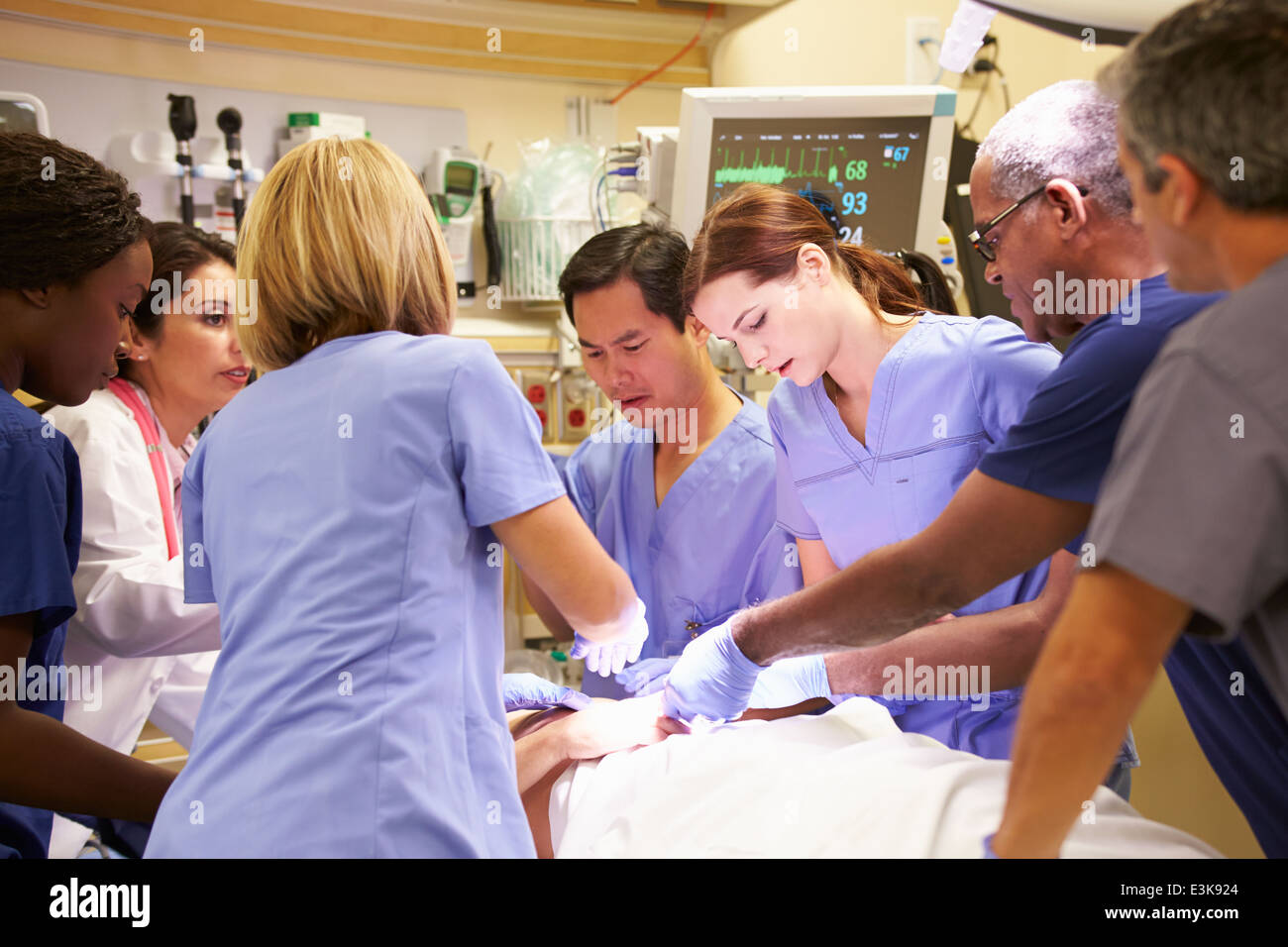 L'équipe médicale travaillant sur Patient in Emergency Room Banque D'Images