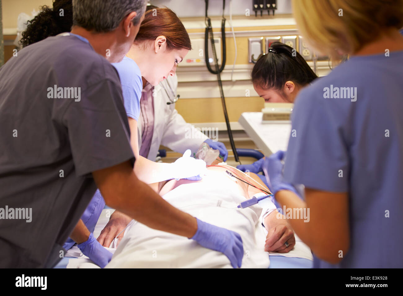 L'équipe médicale travaillant sur Patient in Emergency Room Banque D'Images