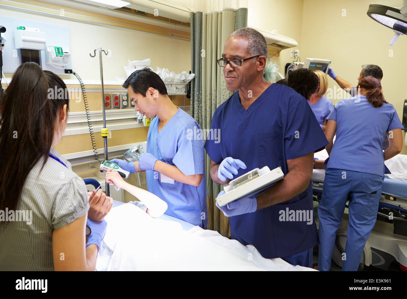 L'équipe médicale travaillant sur Patient in Emergency Room Banque D'Images