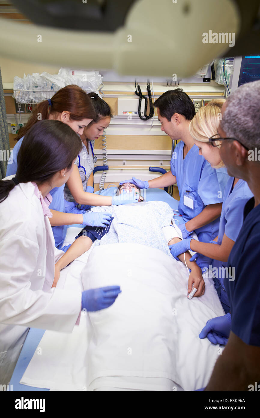L'équipe médicale travaillant sur Patient in Emergency Room Banque D'Images