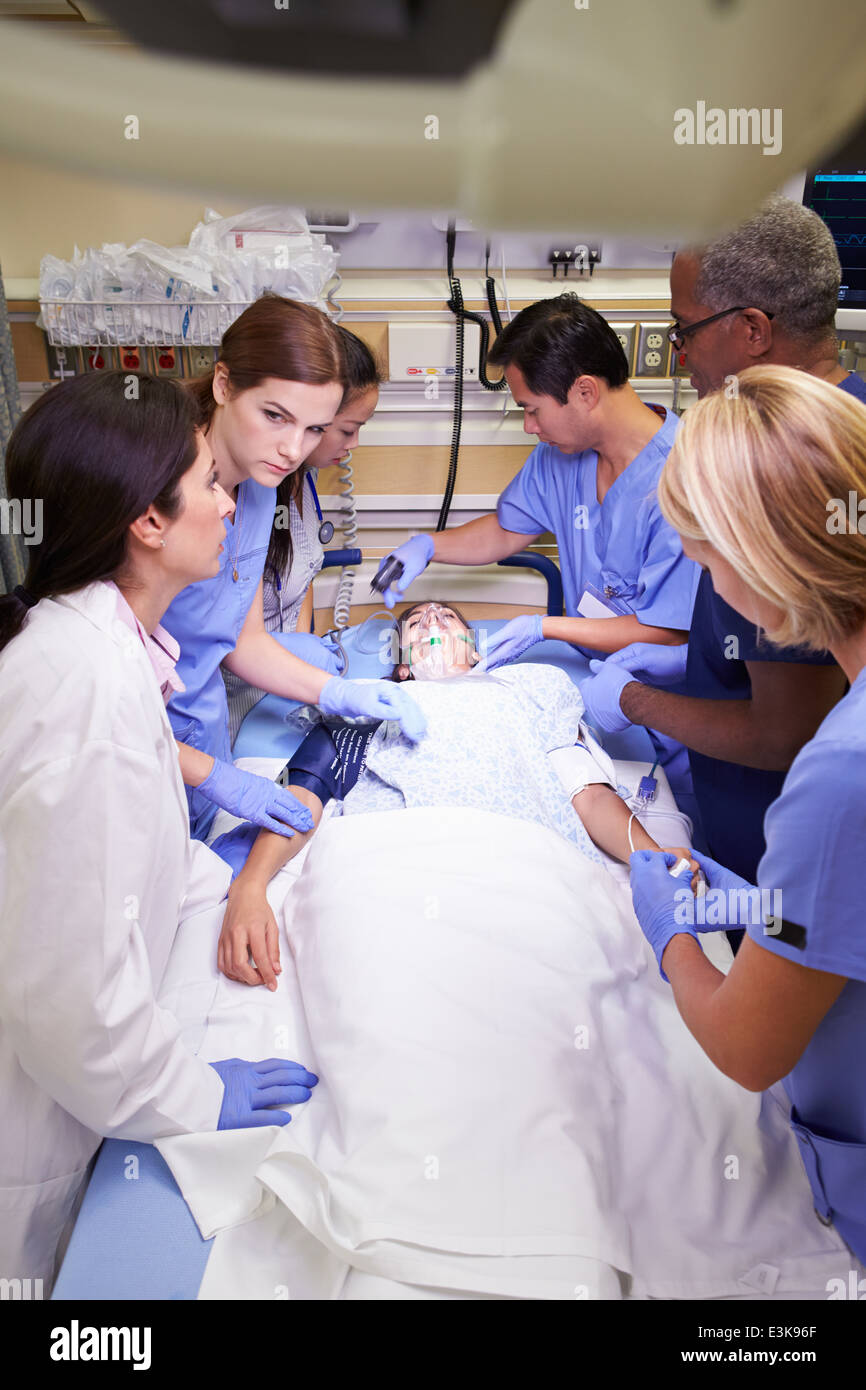 L'équipe médicale travaillant sur Patient in Emergency Room Banque D'Images