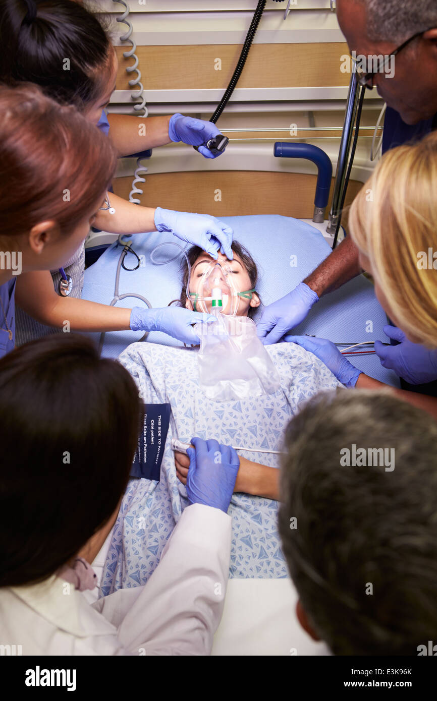 L'équipe médicale travaillant sur Patient in Emergency Room Banque D'Images