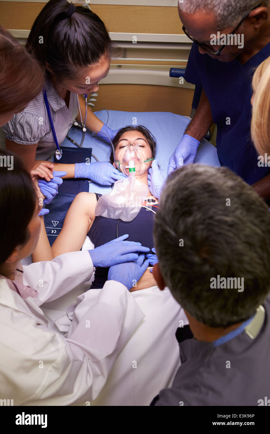 L'équipe médicale travaillant sur Patient in Emergency Room Banque D'Images