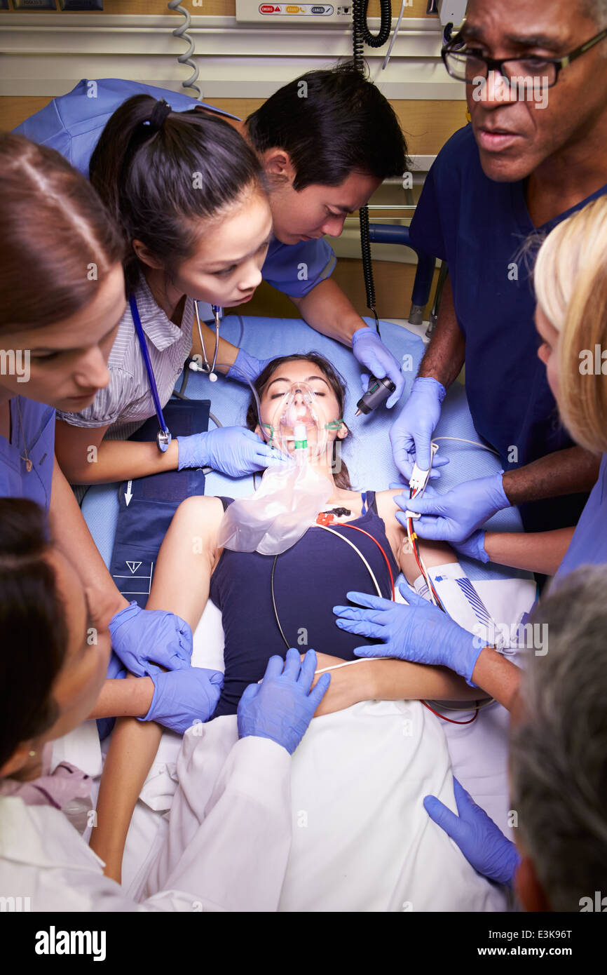 L'équipe médicale travaillant sur Patient in Emergency Room Banque D'Images