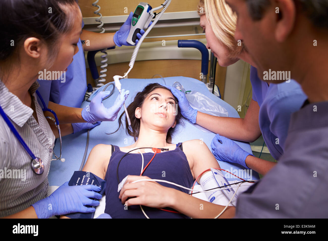 L'équipe médicale travaillant sur Patient in Emergency Room Banque D'Images