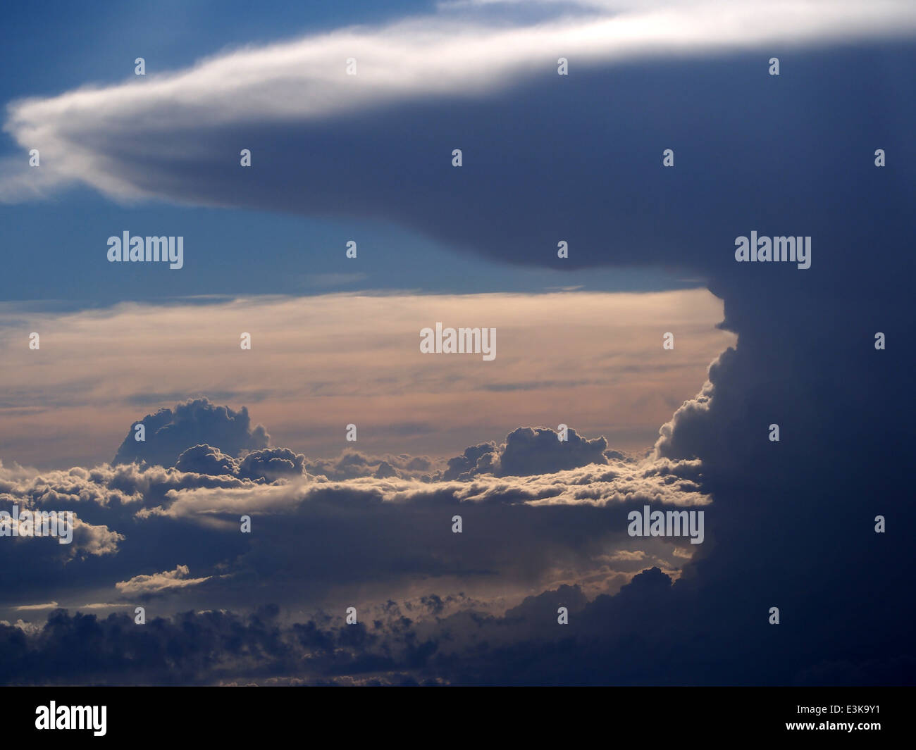 Une image dramatique d'un nuage de cumulonimbus prise depuis un avion à 32 000 pieds. Les cumulonimbus sont de grands nuages imposants souvent associés à des orages et à des conditions météorologiques extrêmes. Banque D'Images Une image dramatique d'un nuage de cumulonimbus prise depuis un avion à 32 000 pieds. Les cumulonimbus sont de grands nuages imposants souvent associés à des orages et à des conditions météorologiques extrêmes. Banque D'Images