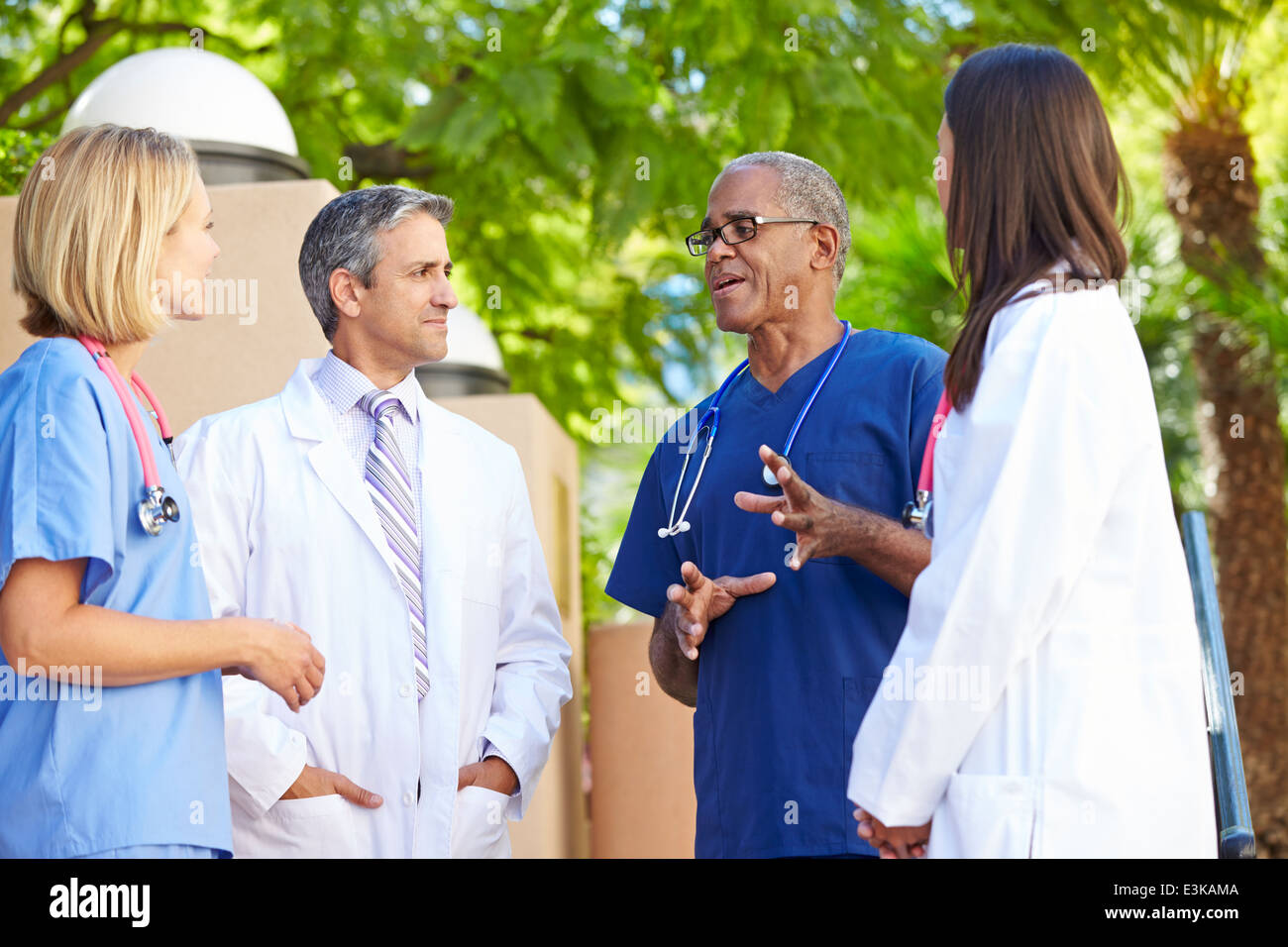 L'équipe médicale ayant l'extérieur Discussion Banque D'Images