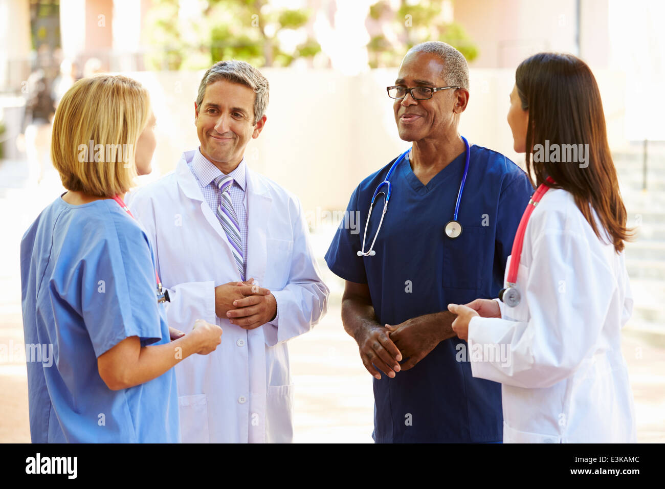 L'équipe médicale ayant l'extérieur Discussion Banque D'Images