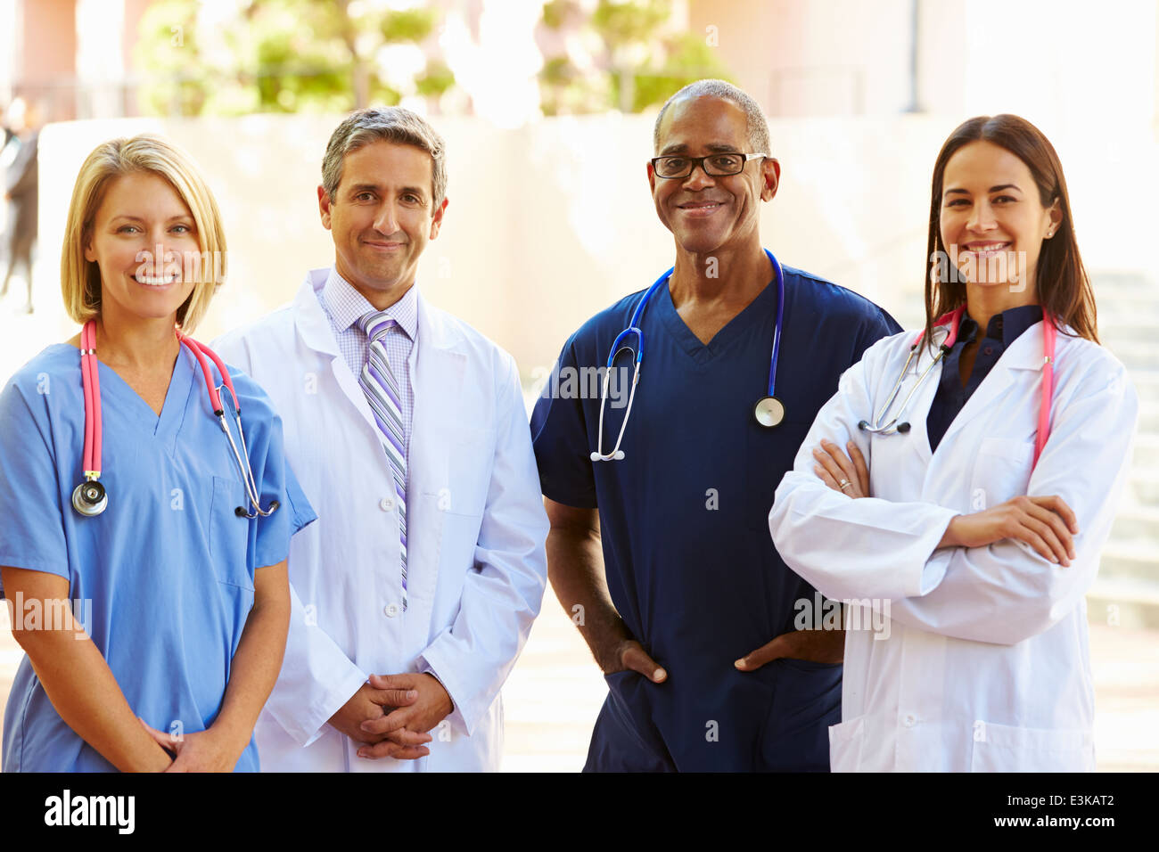 Portrait de l'extérieur de l'équipe médicale Banque D'Images