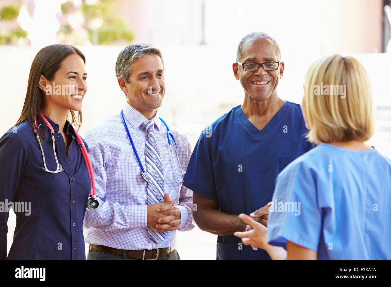 L'équipe médicale ayant l'extérieur Discussion Banque D'Images